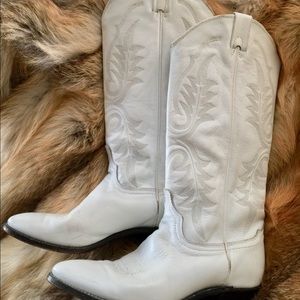 VINTAGE WHITE COWBOY BOOTS